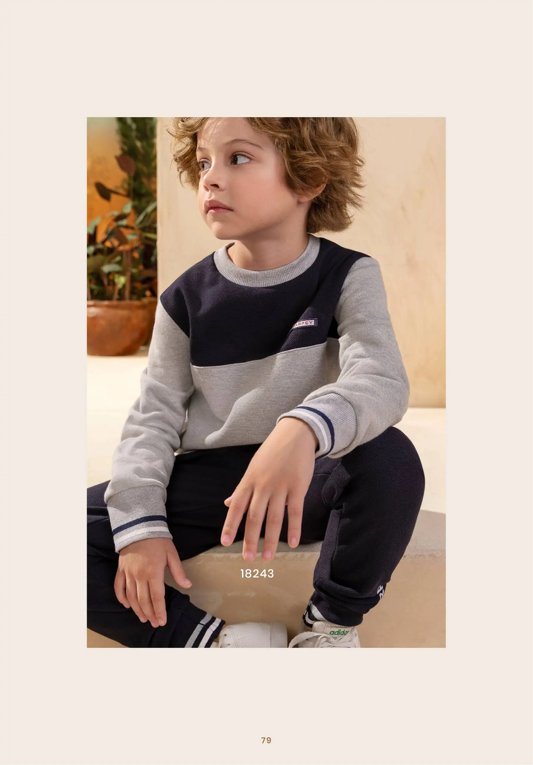 Conjunto Infantil Suéter Tricô Bege, Calça Preta e Tênis Bege